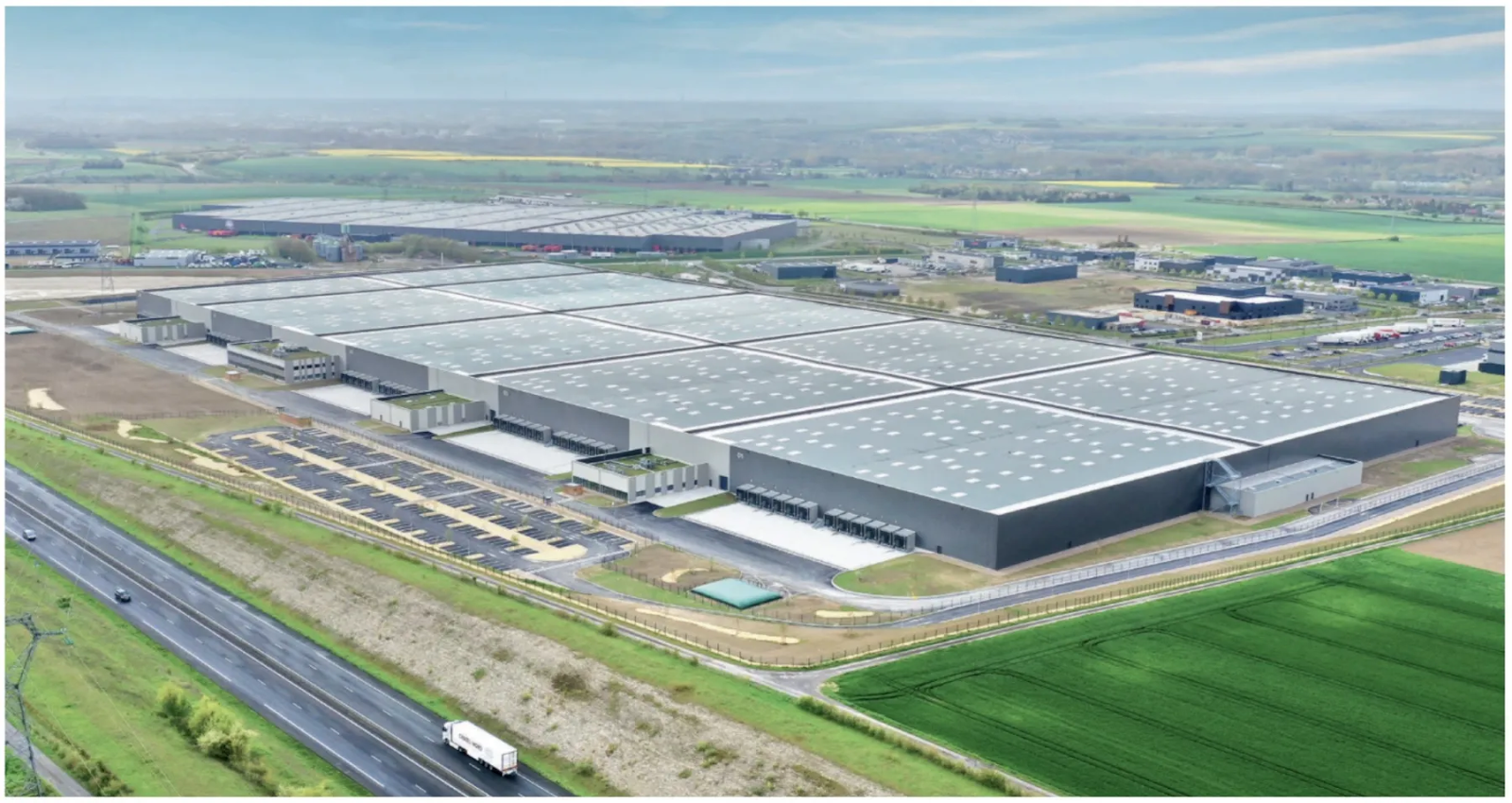 panneaux solaires en toiture d'un bâtiment industriel par Idex à Amiens.