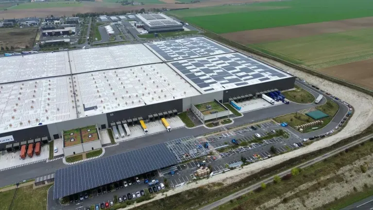 Vue aérienne du site ESR équipé de panneaux photovoltaïques et batteries de stockage Idex