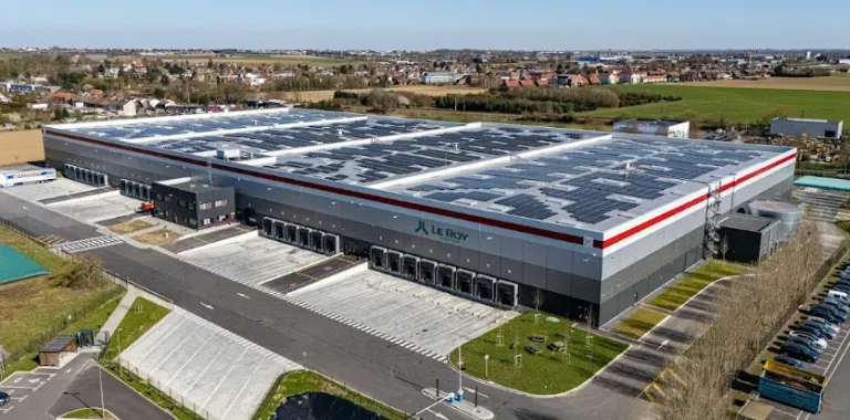 Production photovoltaïque en entreprise avec panneaux solaires en toiture